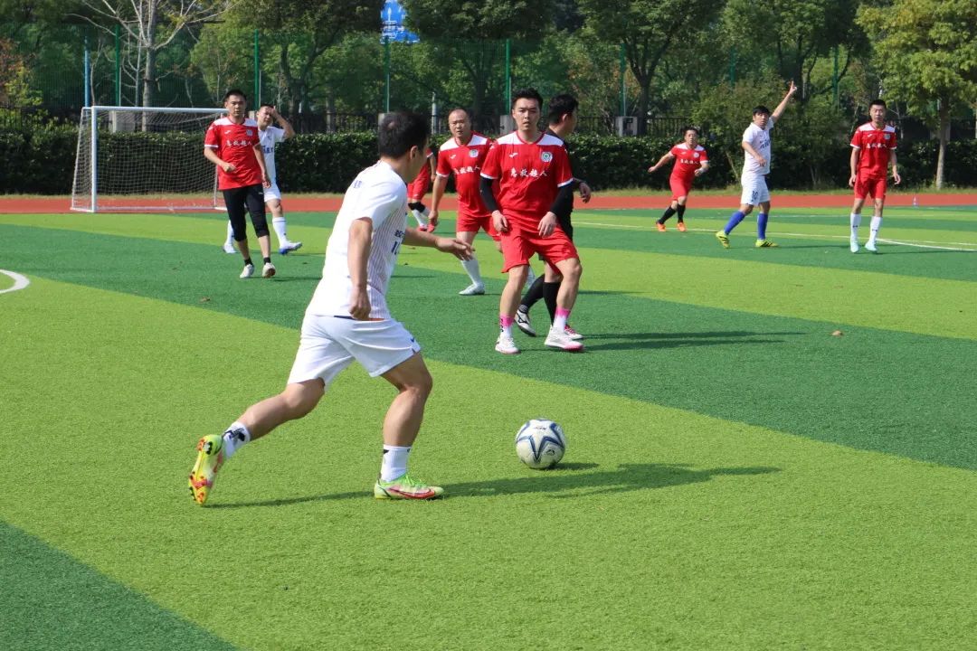 中欧体育app-足球比赛精彩纷呈，观众期待着新一轮对决(足球比赛即将拉开帷幕队员们彼此发出海誓山盟立志夺冠)