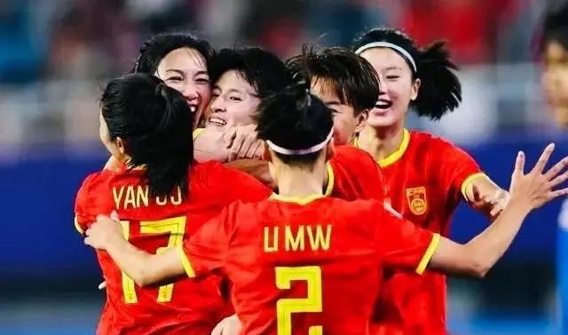 激情燃烧！女足选手高举旗帜迎战！